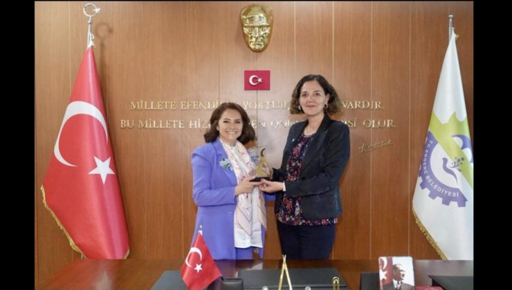 Ergene Belediye Başkanı Müge Yıldız Topak’a “En Başarılı İlçe Belediye Başkanı” Ödülü