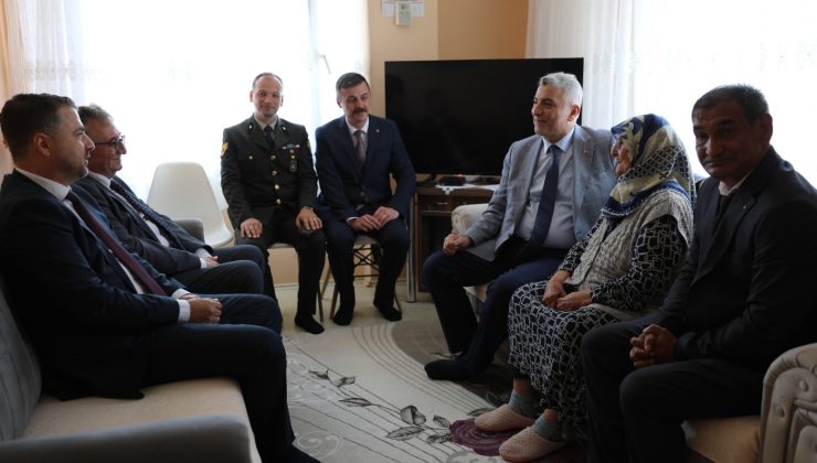 Ticaret Bakanı Bolat ve Vali Vekili Güler Şehit Ailesini Ziyaret Etti