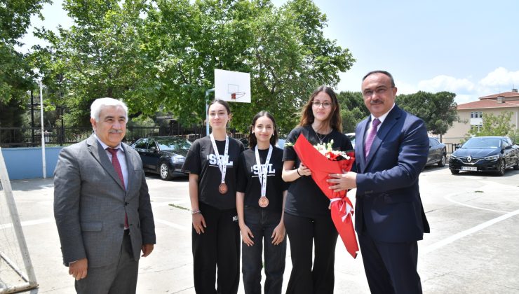 Vali Soytürk Sosyal Bilimler Lisesini Ziyaret Etti