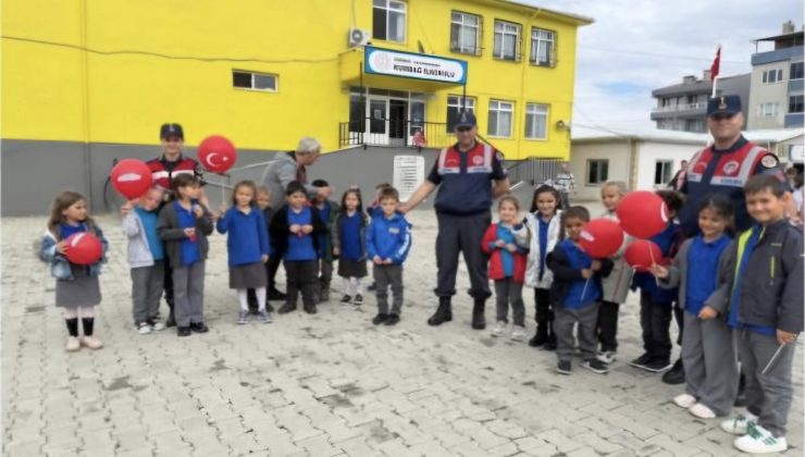 Jandarma ve Çocuklar Hayvan Sevgisi İçin Bir Araya Geldi