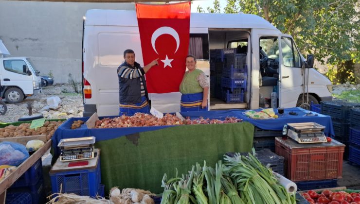 Pazarcı Çiftin Cumhuriyet ve Bayrak Sevgisi
