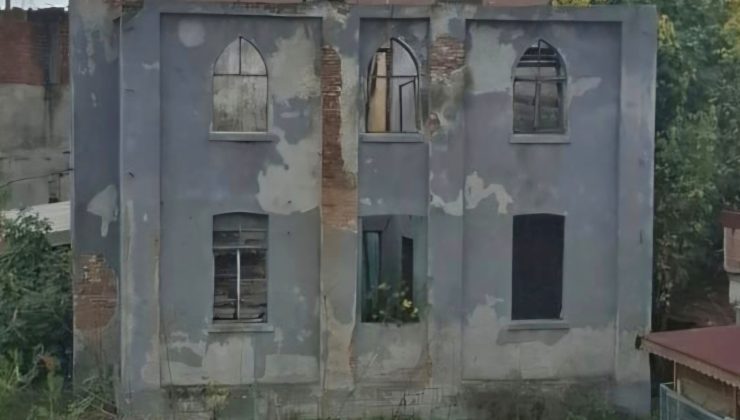 Gazeteciden Çürümeye Terk Edilen Tarihi Postane Çağrısı; “Taşına Sahip Çıkmazsak Tarihimizi Kaybederiz”